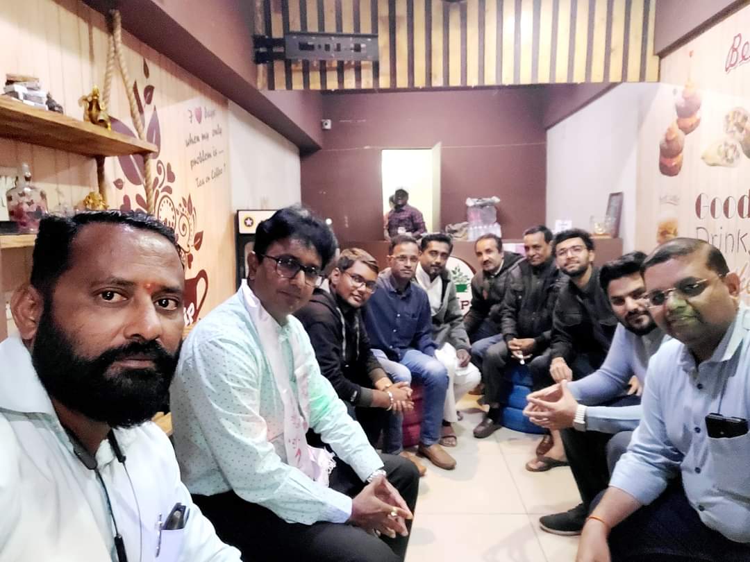 vgsywvadodara's tweet photo. આજે @vgsywvadodara શહેર વિભાગ ની બેઠક નું આયોજન વિભાગ કન્વીનર અને સોશિયલ મીડિયા કન્વીનર @tejshahofficial દ્વારા કરવામાં આવ્યુ હતું, બેઠક માં આવનારા કાર્યક્રમો વિશે ગોષ્ઠઠ કરવામાં આવી હતી, આ બેઠક માં મહાનગર ના કન્વીનર Vikalp Dave (1/2)
#વિશ્વ_ગુજરાતી_સમાજ_યુથ_વિંગ
#VGSYouthWing https://t.co/owXNr6FyNq