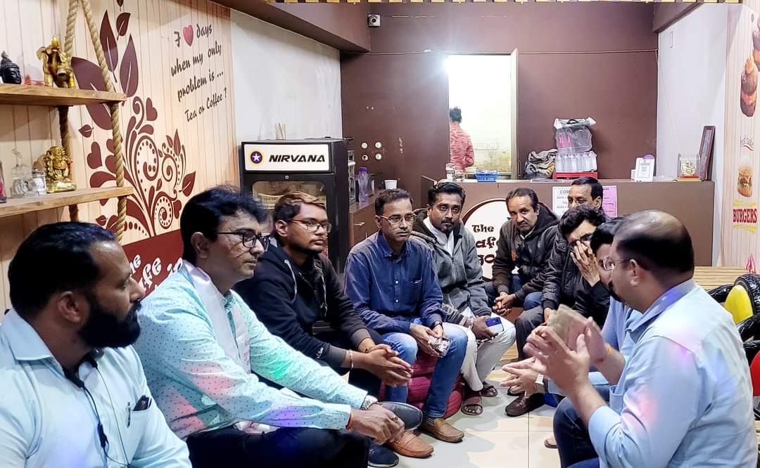 vgsywvadodara's tweet photo. આજે @vgsywvadodara શહેર વિભાગ ની બેઠક નું આયોજન વિભાગ કન્વીનર અને સોશિયલ મીડિયા કન્વીનર @tejshahofficial દ્વારા કરવામાં આવ્યુ હતું, બેઠક માં આવનારા કાર્યક્રમો વિશે ગોષ્ઠઠ કરવામાં આવી હતી, આ બેઠક માં મહાનગર ના કન્વીનર Vikalp Dave (1/2)
#વિશ્વ_ગુજરાતી_સમાજ_યુથ_વિંગ
#VGSYouthWing https://t.co/owXNr6FyNq