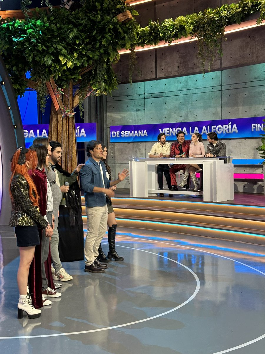 VengaLaAlegria's tweet photo. Los pachucos se llevaron los puntos gracias las increíbles interpretaciones que hicieron. 🤩🙌🏻✨🎙️🕺🏻 #VLAFinDeSemana #EsteDomingoYo https://t.co/UPxlK6syFn