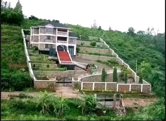omwambaKE's tweet photo. Who Knows the Story About This House Situated Along Kisumu Kakamega Highway? https://t.co/0FFE74u5Yp