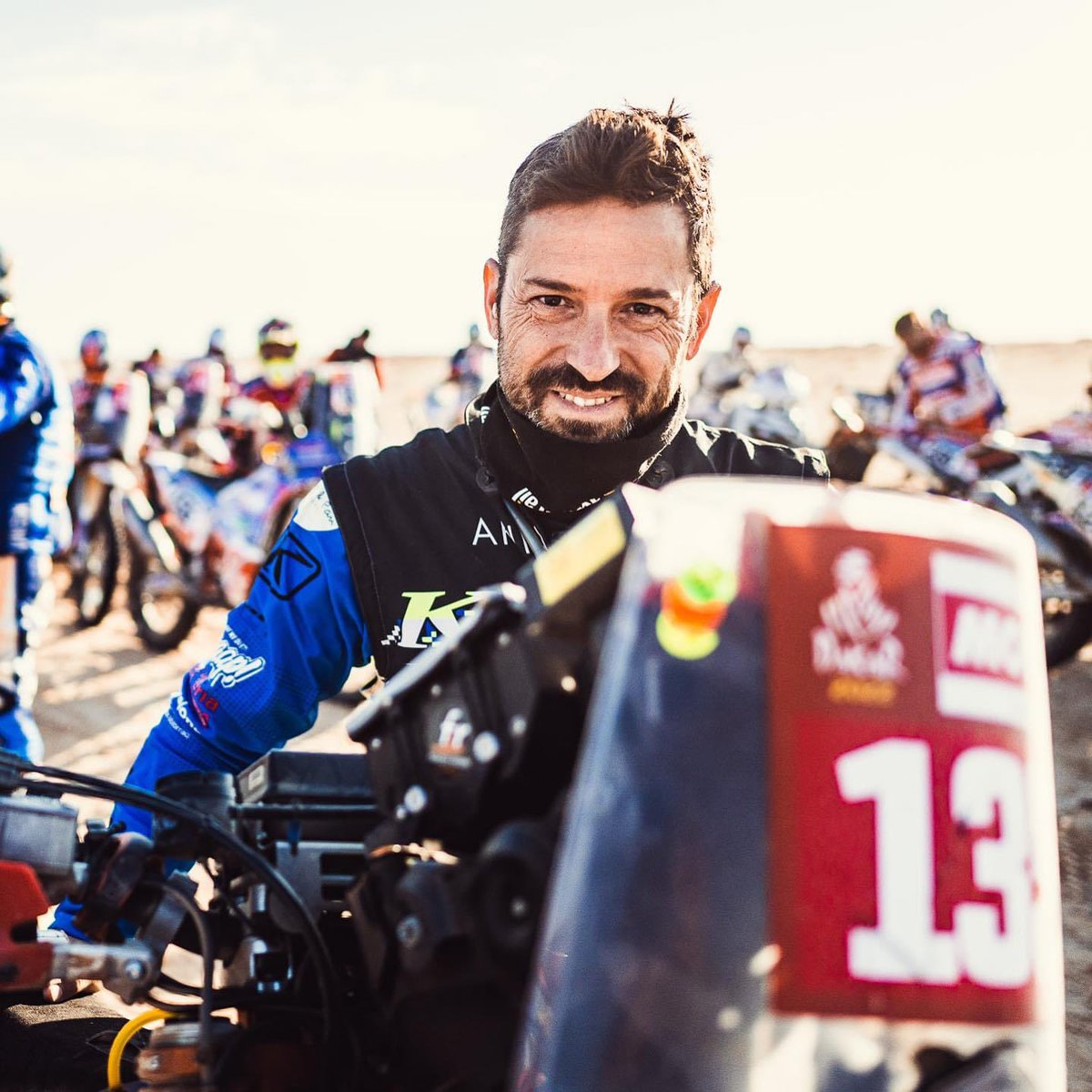 ⚠️OFFICIAL STATEMENT: CARLES FALCON TAKEN TO THE HOSPITAL
Spanish rider Carles Falcón (No. 135) crashed at km 448, 3:52 pm. Alerted by a fellow racer, a medical helicopter evacuated him to Al Duwadimi Hospital. Falcón is in serious condition. Further details expected soon.
