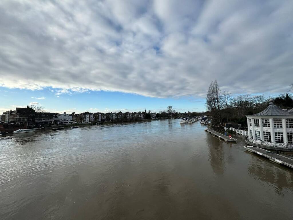 Timothy_Hughes's tweet photo. Hampton bridge winter scene #riverthames #thamesriver #thamespath #eastmolesey #hamptoncourtpalace #hamptoncourt #winter #wintertime #winterscene #winterscape #sunday #sundaywalk #sundaywalks #riverthameslondon #thamesriverside #thamesvalley #london #lon… https://t.co/Y0RSdkGQSi https://t.co/LWZ5MNwGLu