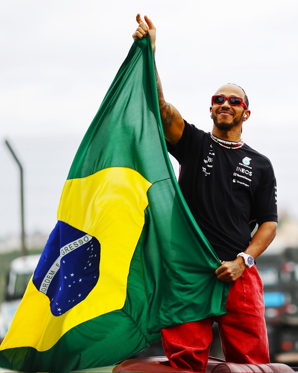 MercedesAMGF1's tweet photo. Feliz aniversário, Luis! 💚💛 https://t.co/4dJsEshsLT