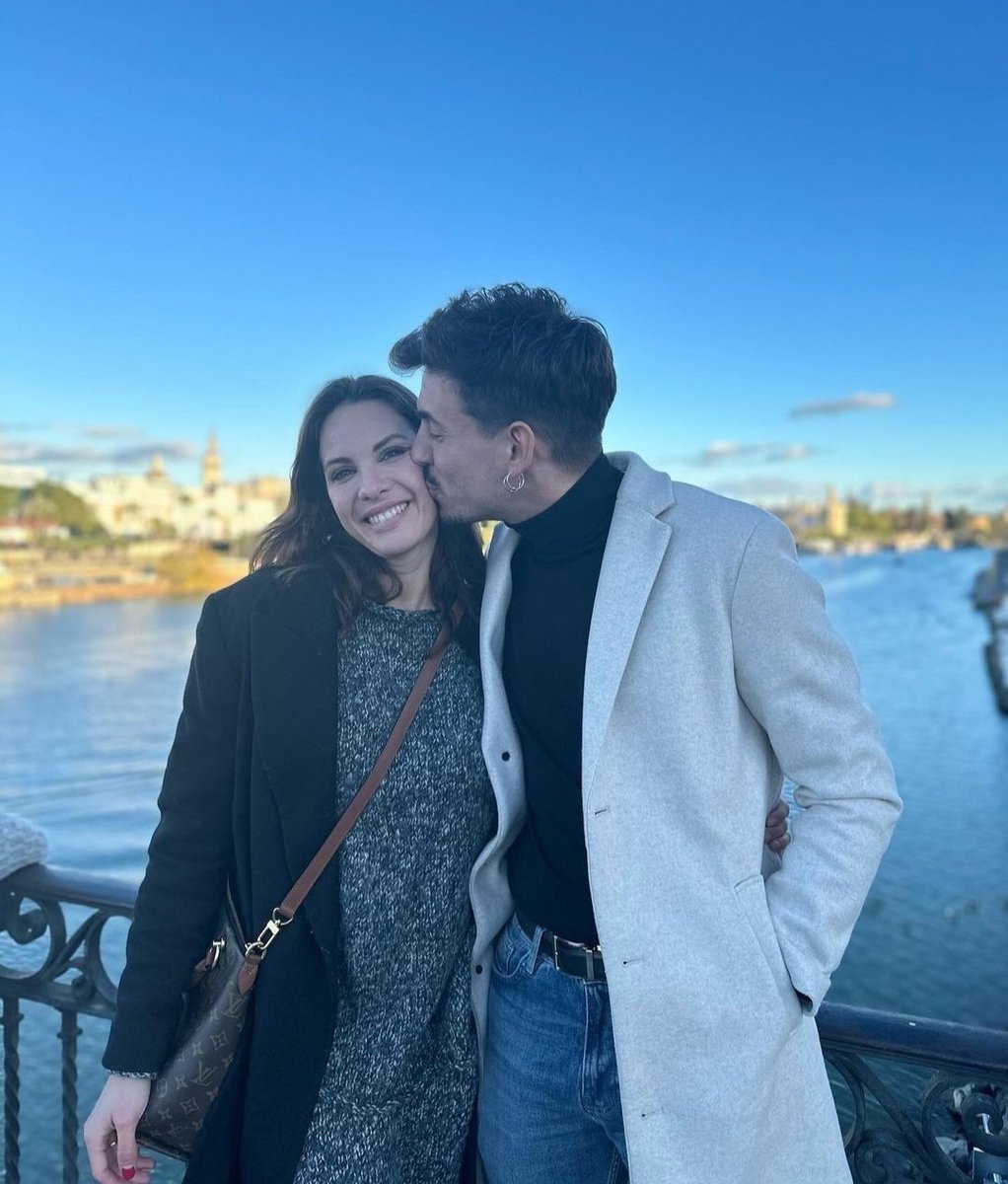 LoreniTaa_93's tweet image. Quedate donde sientas paz
Donde la vida merezca la pena y la sonrisa salga sola
Donde sientas calma y tranquilidad 
Donde te hagan brillar los ojos
Y te miren con magia
Ahí, quedate! Donde seas muy feliz 

Que momentos tan bonitos❤️
#jessingo7E
@Luitingo
@jessica_bueno90