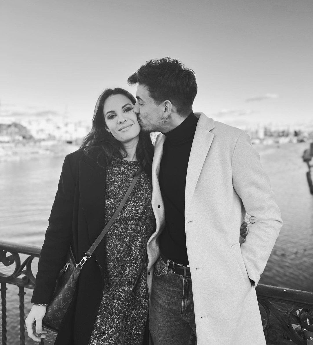 LoreniTaa_93's tweet image. Quedate donde sientas paz
Donde la vida merezca la pena y la sonrisa salga sola
Donde sientas calma y tranquilidad 
Donde te hagan brillar los ojos
Y te miren con magia
Ahí, quedate! Donde seas muy feliz 

Que momentos tan bonitos❤️
#jessingo7E
@Luitingo
@jessica_bueno90