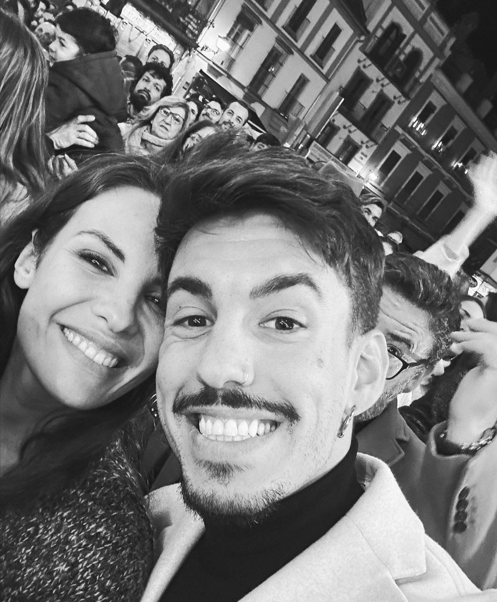 LoreniTaa_93's tweet image. Quedate donde sientas paz
Donde la vida merezca la pena y la sonrisa salga sola
Donde sientas calma y tranquilidad 
Donde te hagan brillar los ojos
Y te miren con magia
Ahí, quedate! Donde seas muy feliz 

Que momentos tan bonitos❤️
#jessingo7E
@Luitingo
@jessica_bueno90