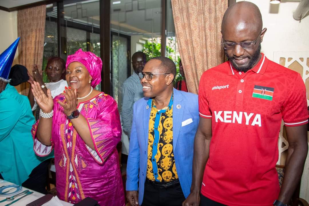 fokango's tweet photo. This evening we cut the birthday cake. It is a pleasure to share birthday with BABA on this 7th Jan . #BabaAt79 https://t.co/MHTrqrauCd
