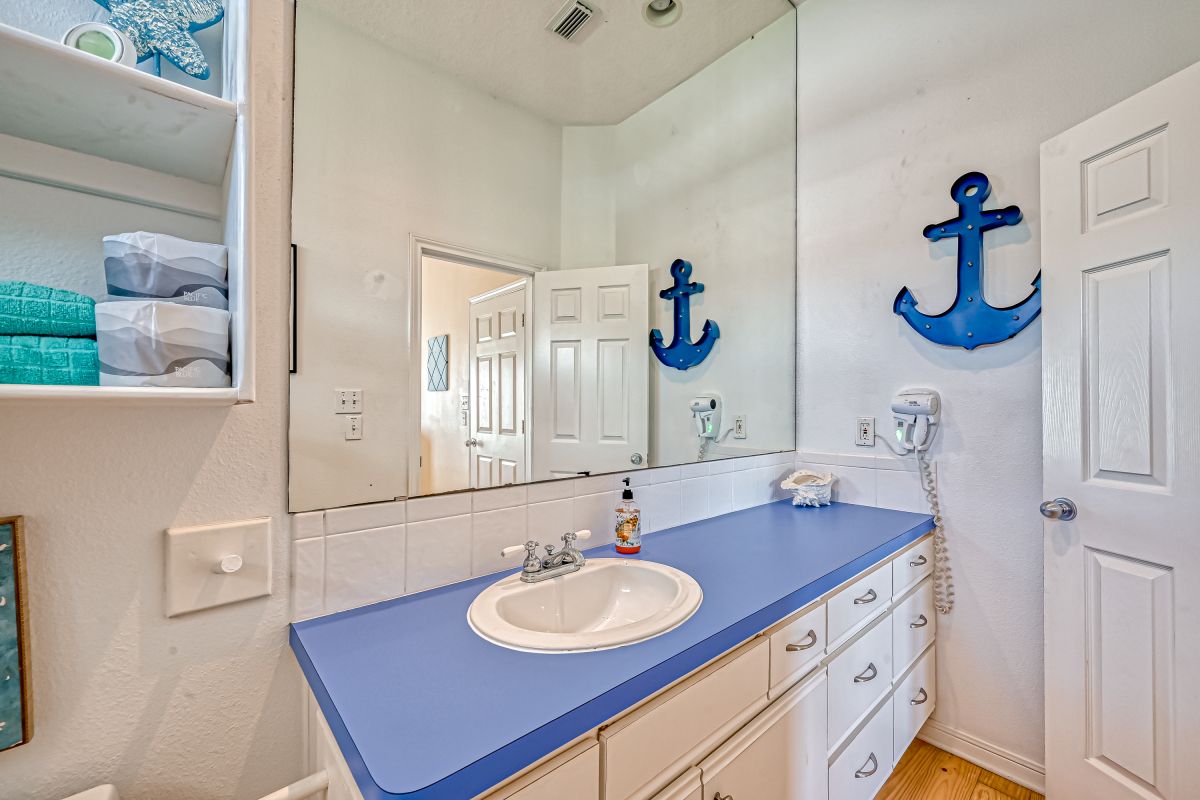 Buzz_Rentals's tweet photo. Sail into a sea of fun at Vitamin Sea! 🌊 Our nautical-themed room is like a treasure island for little adventurers. Dive into waves of giggles and make memories that'll last a lifetime. Ahoy there! 🏴‍☠️⚓️

Your seaside escape awaits – book now and sail away to serenity! https://t.co/GG6jvG7o0q