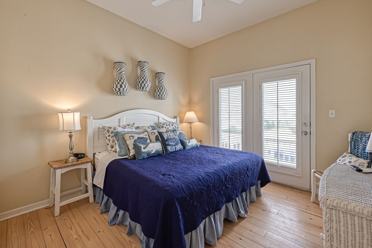 Buzz_Rentals's tweet photo. Sail into a sea of fun at Vitamin Sea! 🌊 Our nautical-themed room is like a treasure island for little adventurers. Dive into waves of giggles and make memories that'll last a lifetime. Ahoy there! 🏴‍☠️⚓️

Your seaside escape awaits – book now and sail away to serenity! https://t.co/GG6jvG7o0q