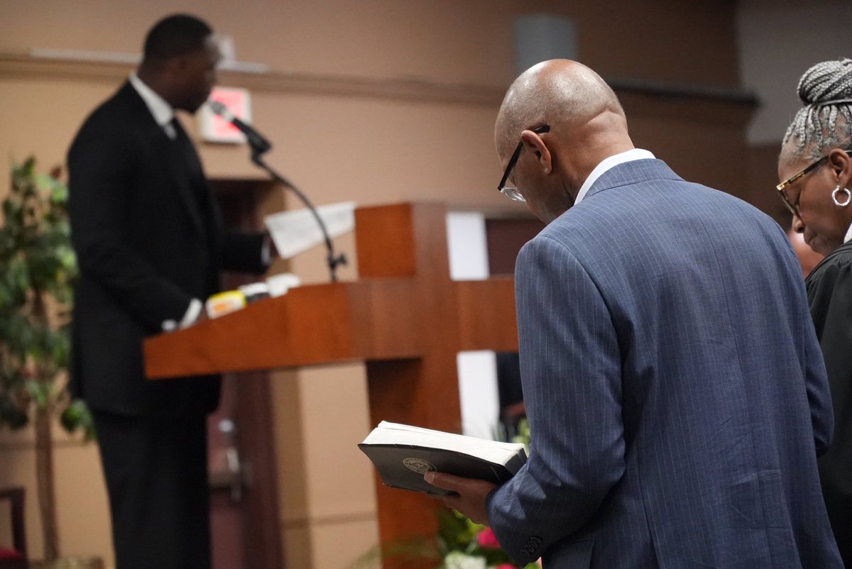 SylvesterTurner's tweet image. “Precious is the lamb of God. We bow down before you. We worship and adore you. Precious is the lamb of God.

Worthy is the lamb. Jesus youre the lamb. Holy is the lamb. Just as I am.”-@KathyTaylorLive 

#IAmTCWW @TCWWHouston