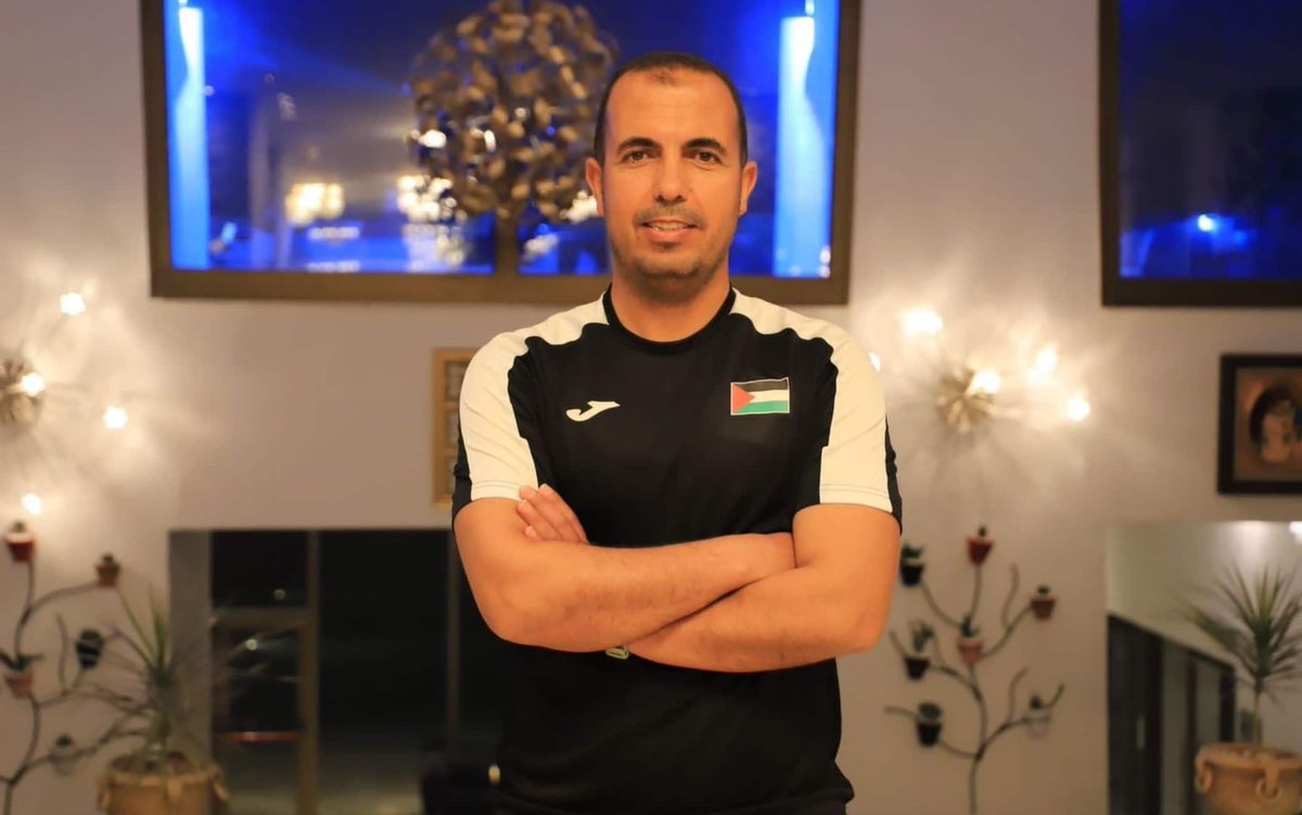 Se llamaba Hani Al-Masdar, era el entrenador del equipo nacional olímpico de fútbol de Palestina. Ayer fue asesinado impunemente por Israel. Silencio cómplice de los medios de comunicación, la FIFA y la UEFA.