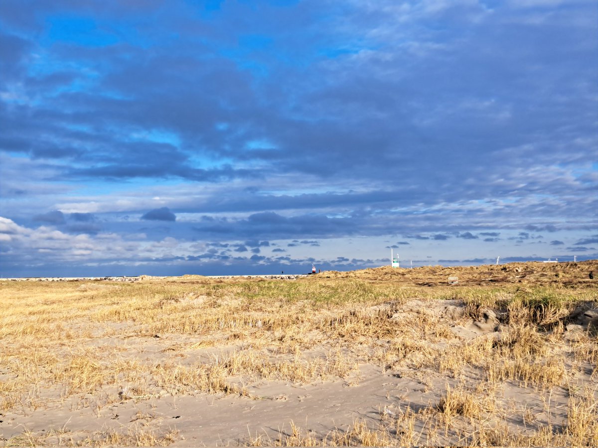 IJmuiden vandaag 
Koud maar mooiiii
Genieten op het strand
#nofilter #rauwaanzee #IJmuiden