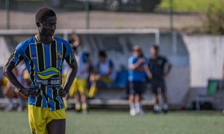 Danio Djassi fez hoje a estreia pela equipa principal do Real SC num grande 3-3 frente ao Fabril. O extremo de 17 anos impressionou pela qualidade incrível de drible. Vai dar muito que falar
