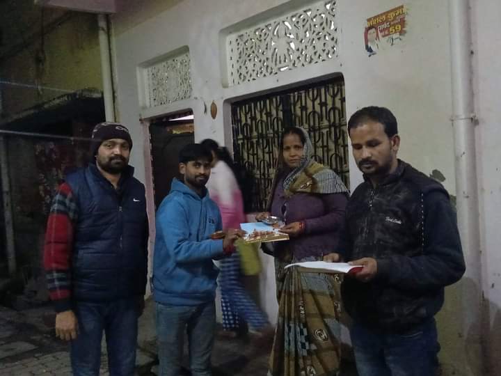 PrajapatiatulP7's tweet photo. अयोध्या नगरी से आया भगवान श्री राम जीके आशीर्वाद रूपी अक्षत राम मंदिर छाया चित्र प्रसाद को प्रयागराज के नीम सराय  क्षेत्र  के घर घर मे पहुँचने का शोभग्य प्राप्त हुआ मेरा जीवन धन्य हो गया                                                             जय जय श्री सीताराम🙏🏼🚩 जय बजरंगबल https://t.co/oQ0RtFdPzn