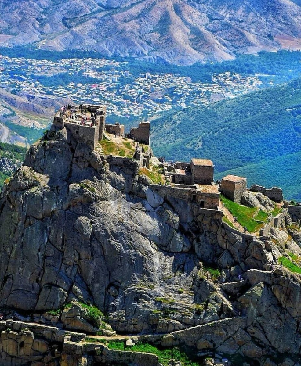vahid__bahman's tweet photo. امروز به روایتی سالروز جان باختن بابک خرمدین، سردار نامدار ایران‌زمین است

کسی که بیش از ۲۰ سال سپاه دو خلیفه عباسی را زمین‌گیر کرد.

جمله‌ای منسوب به بابک خرمدین از کتاب تاریخ طبری:

«یک روز که زنده باشی و سالار باشی، از آن بهتر که چهل سال زنده باشی و بنده‌ای باشی زبون»

به همین مناسبت تقدیم به شما بزرگواران:

نوای دلنشین سرود ملی و میهنی «ای ایران» با صدای گرم بانوی آذری در آستانه‌ی دژ بابک خرمدین، جنگل‌های ارسباران
.
.
