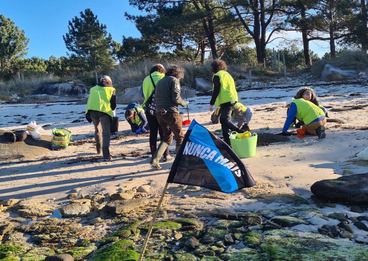 MareaNoia's tweet photo. Centos de persoas voluntarias recolleron as pellets das praias da comarca de Muros e Noia. 
A Xunta segue sen tomar medidas! 

📷 Greenpeace Galicia https://t.co/tBso6ABQmA