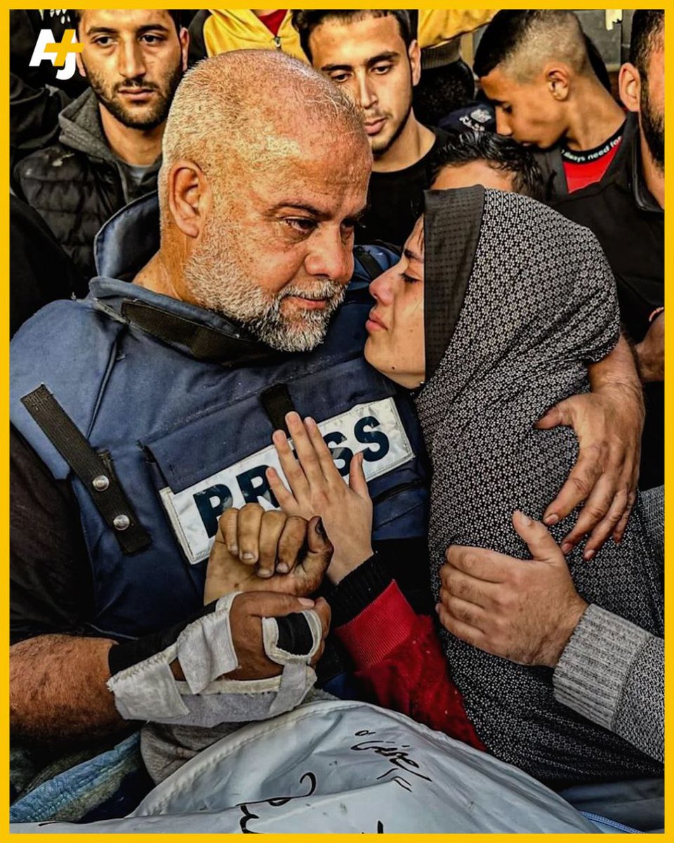 Media_DuPeuple's tweet photo. 🔴🇮🇱🇵🇸 Israël a tué les journalistes Mustafa Thoraya et Hamza Wael Al-Dahdouh à Rafah, dans le sud de la bande de Gaza.

Une frappe israélienne qui a touché une voiture de journalistes, a tué M. Moustafa Thuraya, vidéaste pigiste collaborant avec l'AFP et M. Hamza Waël Dahdouh, fils du journaliste Wael Dahdouh, chef du bureau d'Aljazeera qui avait déjà perdu en octobre sa femme, et deux de ses autres enfants.

Avec beaucoup de courage, le journaliste Wael Al-Dahdouh rend un dernier hommage à son fils Hamza:

 -Rien ne fait plus mal que la douleur de perdre quelqu'un que tu aimes beaucoup dans ton cœur.

 -C'est notre destin, notre choix sur cette terre et nous devons l'accepter, quoi qu'il en soit, en continuant, nous disons au revoir à nos proches mais que dire.

 -Pour Hamza et tous les martyrs nous honorerons le vœu, nous continuerons sur le même chemin, nous arrosons la terre de notre sang mais nous ne nous arrêterons pas. Nous pouvons ressentir de la douleur, nous pouvons souffrir et rien n'est plus douloureux que de perdre son aîné, l'âme de son âme.

 -Nous débordons d'humanité, et notre ennemi déborde de mort et de ressentiment, ce qui nous anime, c'est l'humanité, et ce qui anime nos ennemis, c'est la haine.

"Nous disons à Hamza, aux morts , au monde que nous restons attachés à notre travail d'information que nous avons choisi volontairement même s'il est arrosé de sang..."

Rejoignez la Vérité Censurée 
https://t.co/Pwx6xYQFNv

#Palestine #Palestine_Genocide #FreePalestine #FreeGaza #Gaza #GazaGenocide #Israel #IsraelisATerorristState #IsraelApartheid #IsraelPalestineWar #NetanyahuIsAwarCriminal #Juifs