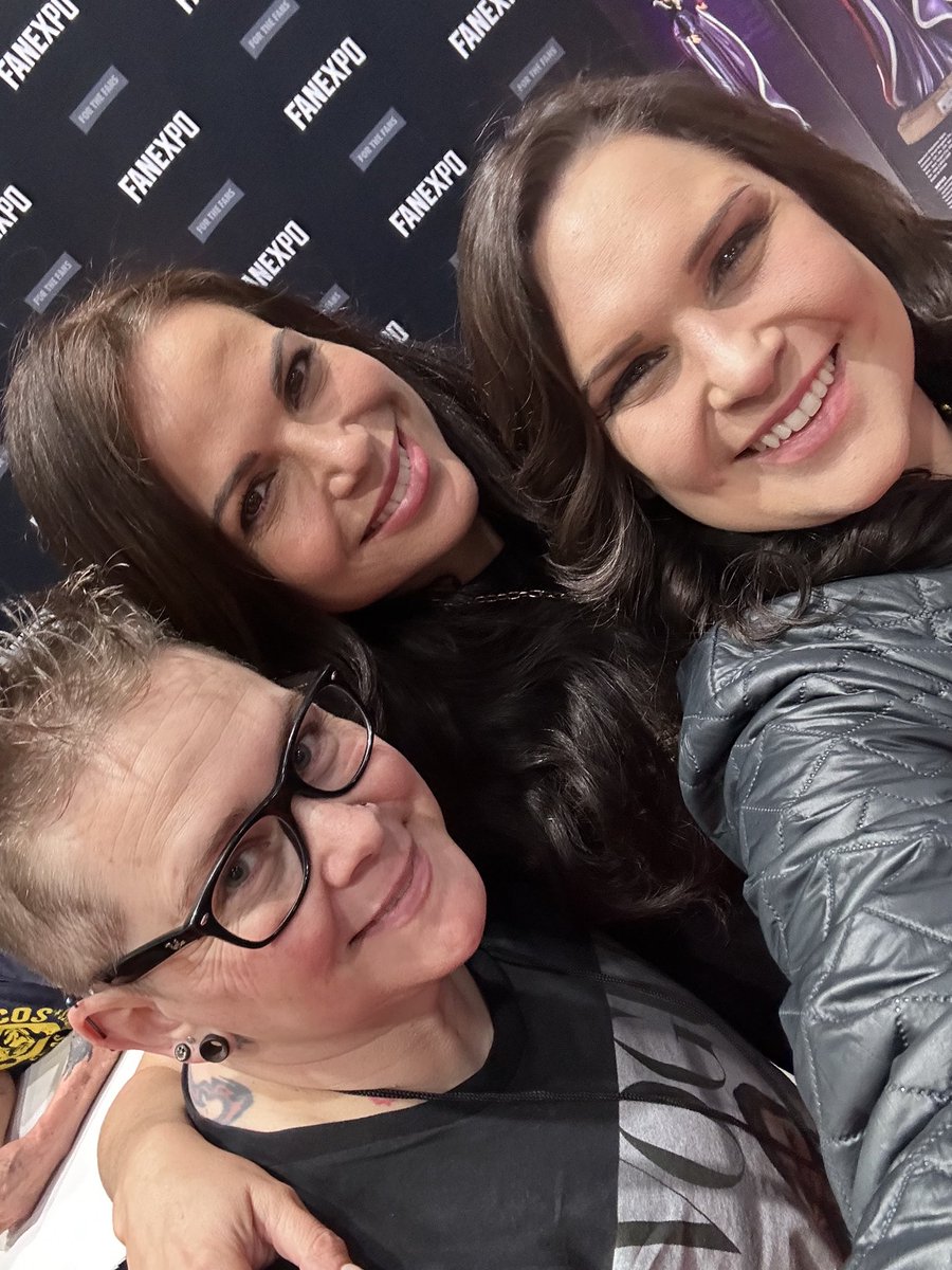 JLeigh1780's tweet photo. We had the best day yesterday! @ModestArtist7 finally got to meet Lana, who was quite certain they had met before. (They hadn’t) lol And honestly this has to be the best photo op I’ve ever gotten… Thanks @LanaParrilla 💙 https://t.co/RnTJOC1HKN