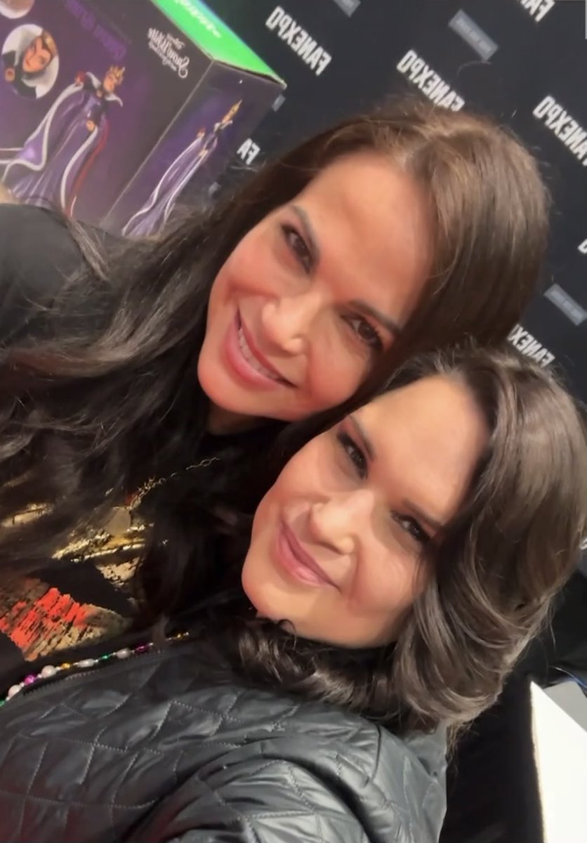 JLeigh1780's tweet photo. We had the best day yesterday! @ModestArtist7 finally got to meet Lana, who was quite certain they had met before. (They hadn’t) lol And honestly this has to be the best photo op I’ve ever gotten… Thanks @LanaParrilla 💙 https://t.co/RnTJOC1HKN