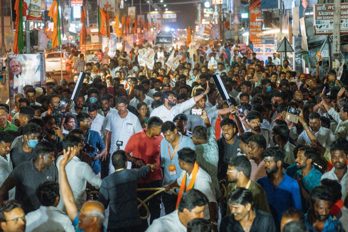 annamalai_k's tweet image. Brothers and sisters of Dharmapuri participated in huge numbers today in our #EnMannEnMakkal PadaYatra. 

Dharmapuri has benefitted immensely from our Hon PM Thiru @narendramodi avl’s govt, and it reflected throughout our Yatra today.  

இன்றைய மாலை #EnMannEnMakkal பயணம், கடையேழு…
