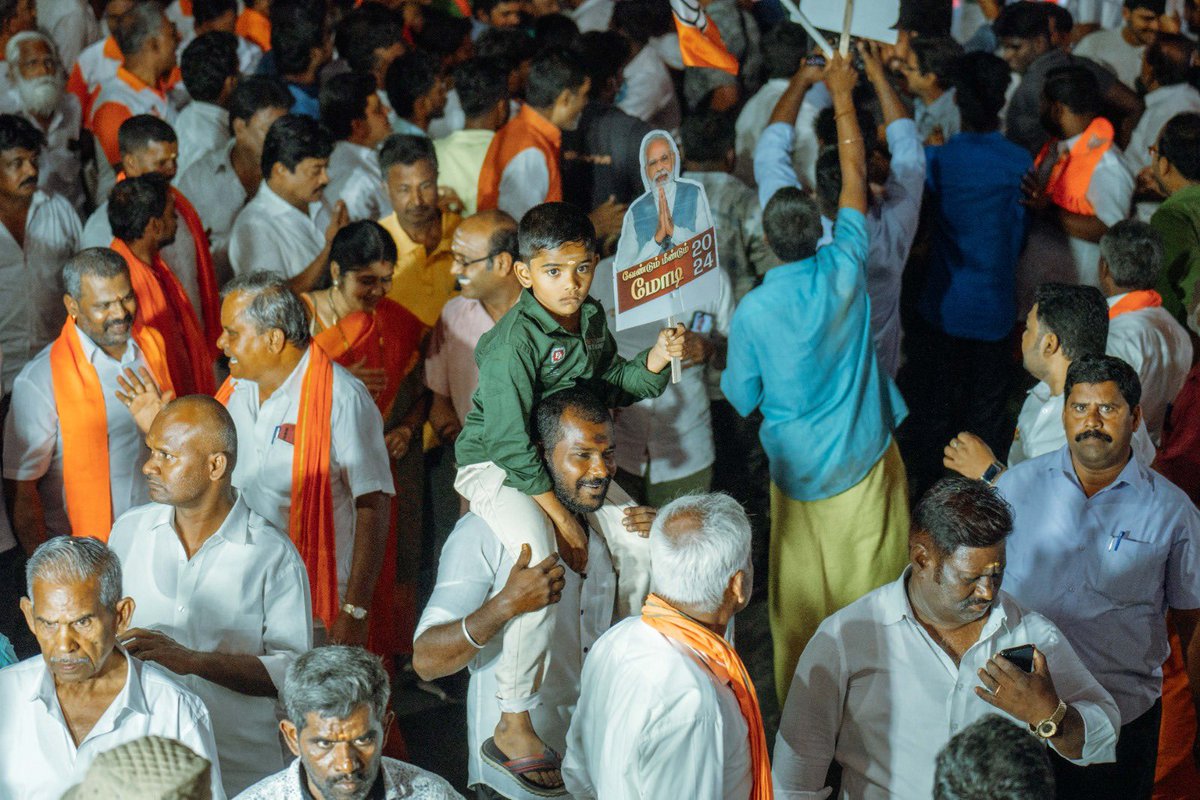 annamalai_k's tweet image. Brothers and sisters of Dharmapuri participated in huge numbers today in our #EnMannEnMakkal PadaYatra. 

Dharmapuri has benefitted immensely from our Hon PM Thiru @narendramodi avl’s govt, and it reflected throughout our Yatra today.  

இன்றைய மாலை #EnMannEnMakkal பயணம், கடையேழு…