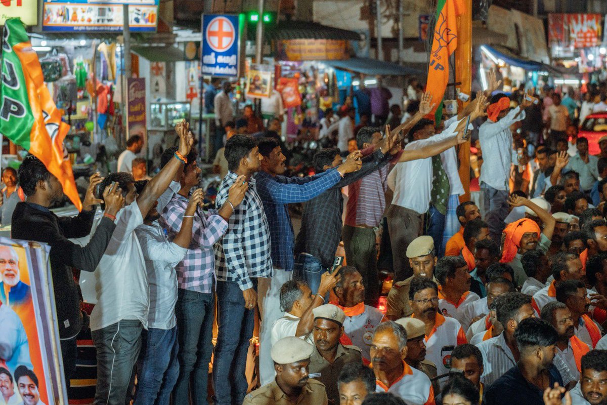 annamalai_k's tweet image. Brothers and sisters of Dharmapuri participated in huge numbers today in our #EnMannEnMakkal PadaYatra. 

Dharmapuri has benefitted immensely from our Hon PM Thiru @narendramodi avl’s govt, and it reflected throughout our Yatra today.  

இன்றைய மாலை #EnMannEnMakkal பயணம், கடையேழு…