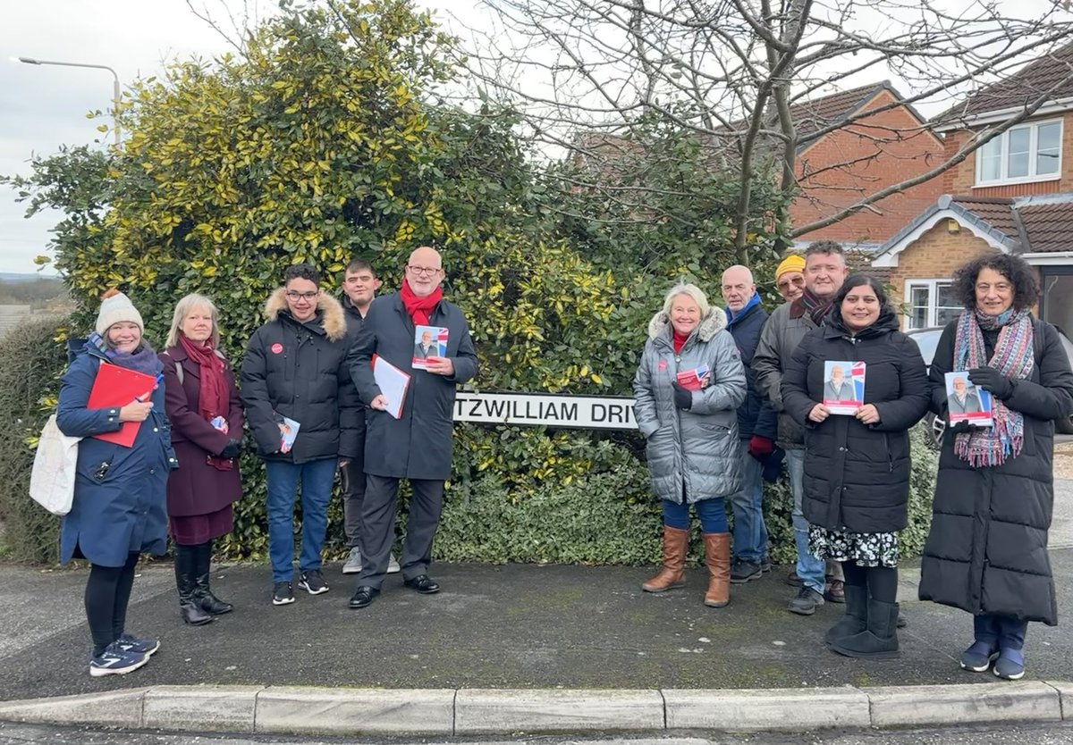 steveyemm's tweet photo. Always a pleasure to be listening to the views of #Mansfield residents in Holly Ward, Forest Town - very clear that we always have more work to do to win their trust 🌹thanks to today’s big @mansfieldlabour team! https://t.co/VCFaoijl9C