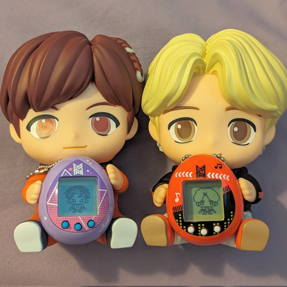 rompekoobeza's tweet photo. happy sunday π
first #tinytantamagotchi update of the day is that jimin & hobi are both doing well! dancing and stress free :)
I mentioned last week that I was gonna buy 7 so I could have all members. I ended up getting the ones with these tiny tan figures. they're so cute π https://t.co/oPoJS9kwMQ