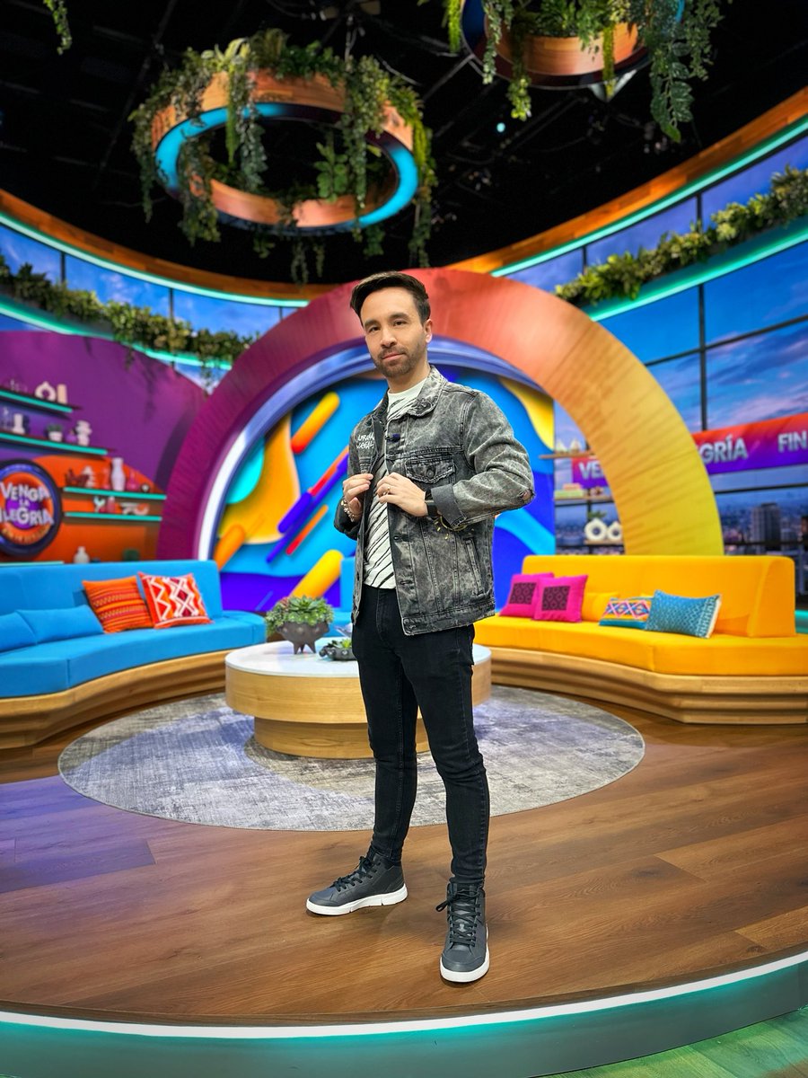 VengaLaAlegria's tweet photo. ¡Sigue disfrutando de tu mañana junto a @carloschicken! Estamos al aire por @aztecauno en #VLAFinDeSemana. 🤩🙌🏻✨🕺🏻 #EsteDomingoYo https://t.co/8jkM142x0x