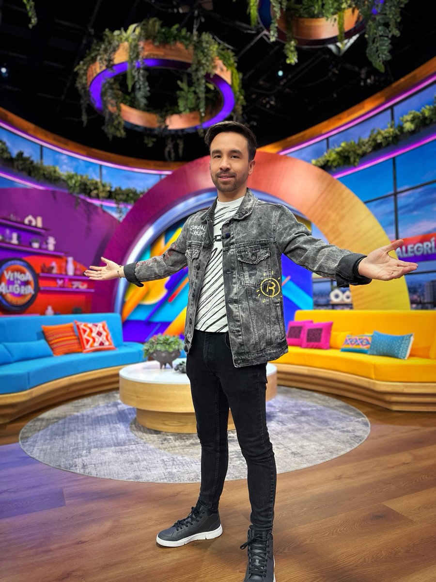 VengaLaAlegria's tweet photo. ¡Sigue disfrutando de tu mañana junto a @carloschicken! Estamos al aire por @aztecauno en #VLAFinDeSemana. 🤩🙌🏻✨🕺🏻 #EsteDomingoYo https://t.co/8jkM142x0x