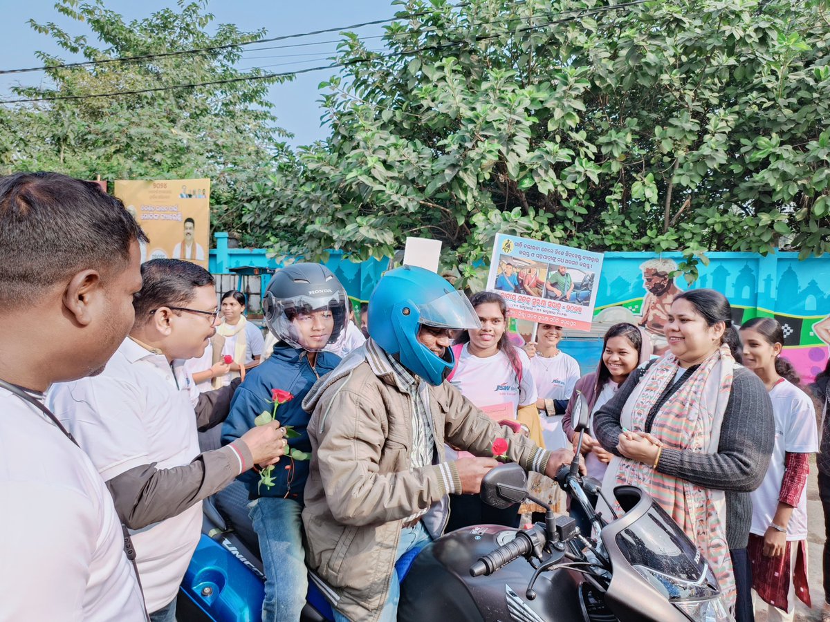 DmSambalpur's tweet photo. Road safety awareness week closing ceremony was held today. An awareness rally  and a program was organised. Tagline of 2024 road safety week is 'Sadak surakhya pariwara ra rakhya'. @STAOdisha https://t.co/xVI0kC41g3