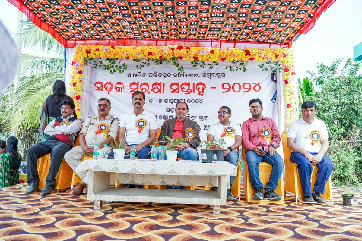 DmSambalpur's tweet photo. Road safety awareness week closing ceremony was held today. An awareness rally  and a program was organised. Tagline of 2024 road safety week is 'Sadak surakhya pariwara ra rakhya'. @STAOdisha https://t.co/xVI0kC41g3