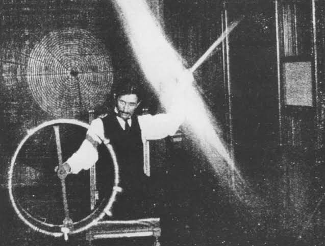 “Ansiamos nuevas sensaciones, pero pronto nos volvemos indiferentes ante ellas. Las maravillas de ayer son hoy ocurrencias comunes”. 
Nikola Tesla