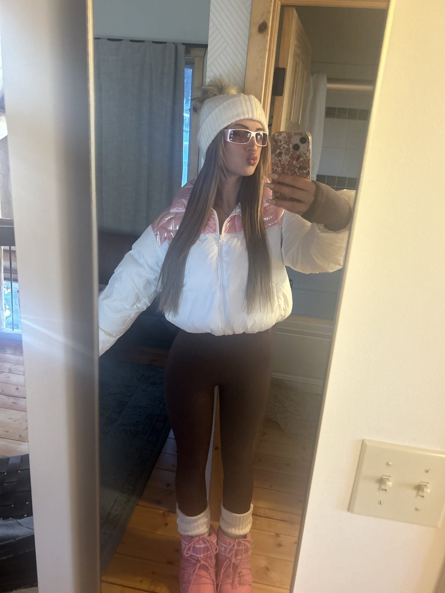 QueenSarah137's tweet image. Don’t cum in your snow pants loser 😝