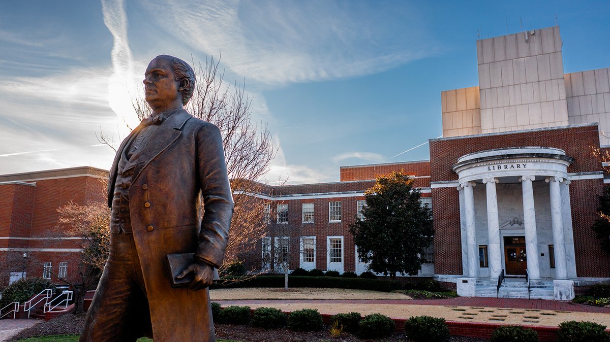 UNCG's tweet photo. A new semester begins... 👋 🎒 🍎 https://t.co/SfMQI6NaJa
