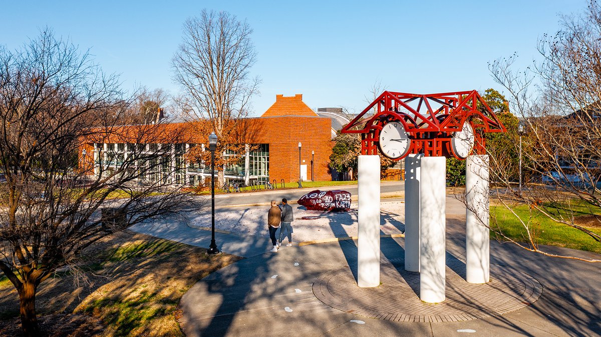 UNCG's tweet photo. A new semester begins... 👋 🎒 🍎 https://t.co/SfMQI6NaJa
