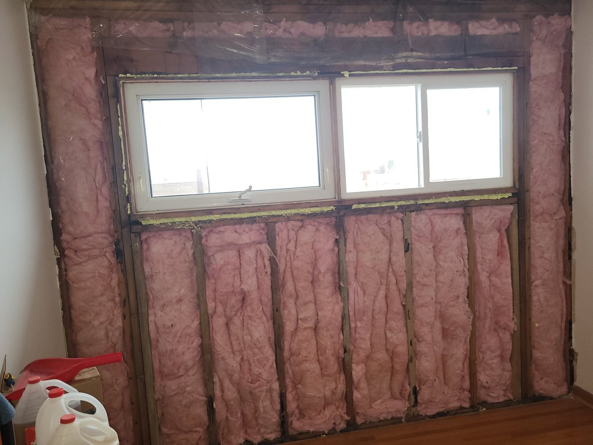 A wall I'm redoing due to a leak, All sealed, insulated. Next step to put vapour barrier up🤟