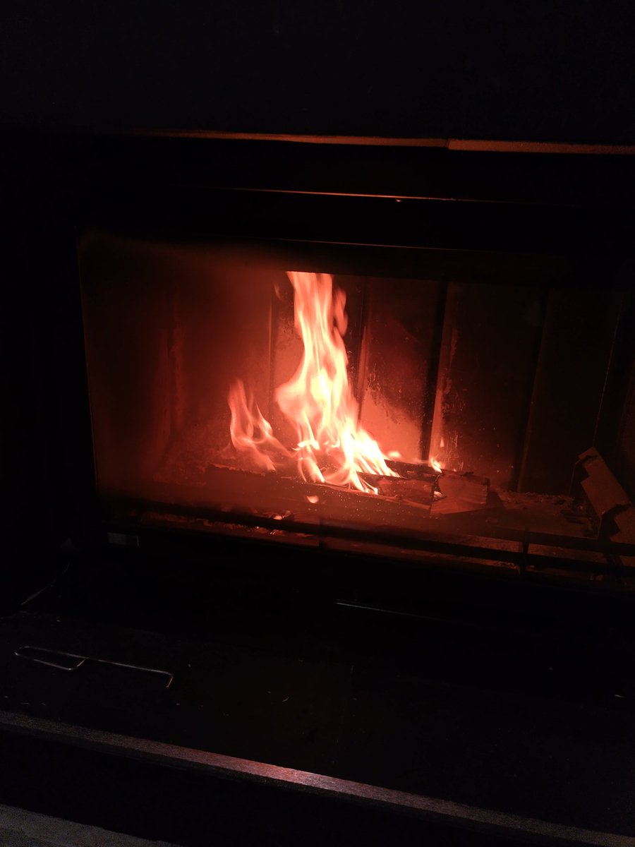SeKoivisto's tweet photo. Takkatuli, jaloviina(*), mukava pikku pakkanen ja pörssisähkö.
#leikattuakonjakkia #sheriffi #tulet #takka #pörssisähkö https://t.co/Vu15HOfBos