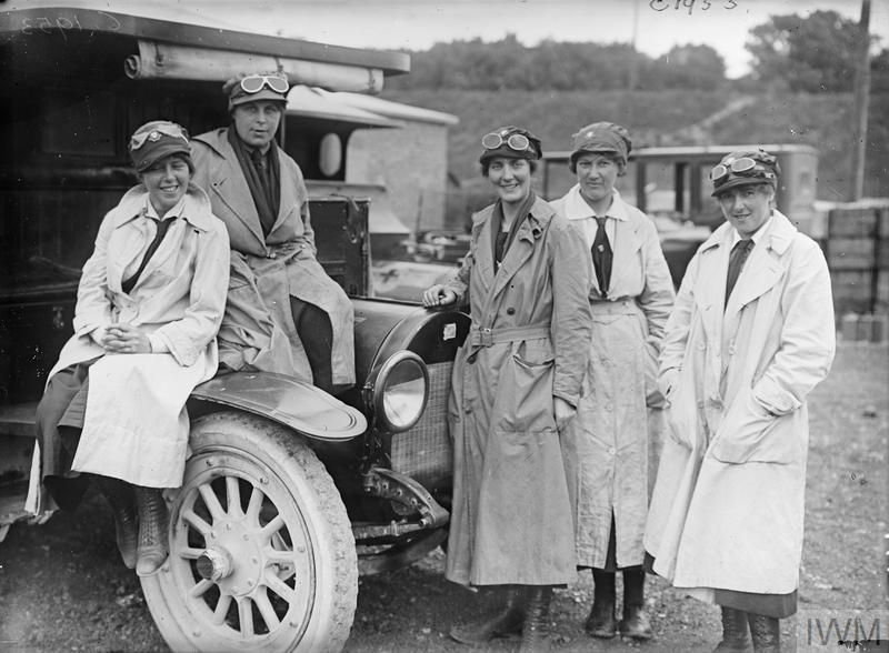 WomenAtWar2's tweet photo. #BritishRedCross Society #VoluntaryAidDetachment #VAD & #FirstAidNursingYeomanry Women's Transport Service #FANY female motor ambulance drivers in #Etaples,France. These are from a series of photos taken by Lt Ernest Brooks on 27th June 1917.
#WWI #militaryhistory
(credit - IWM) https://t.co/Y1lUDYN52O