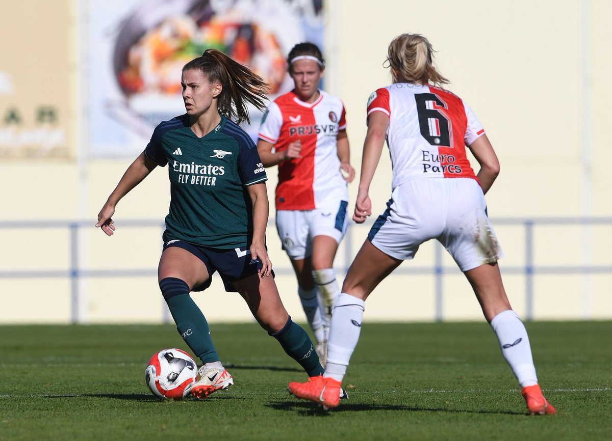 ArsenalWFC's tweet photo. Shots from today’s behind-closed-doors friendly with @FeyenoordV1 📸

And the debut of our third kit 💚💙 https://t.co/d33G0jx87X