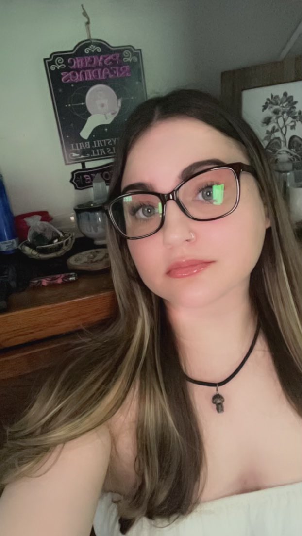 gothgrrlcliq's tweet photo. @mentalwardgf i love you forever and always https://t.co/rncufVkOIA