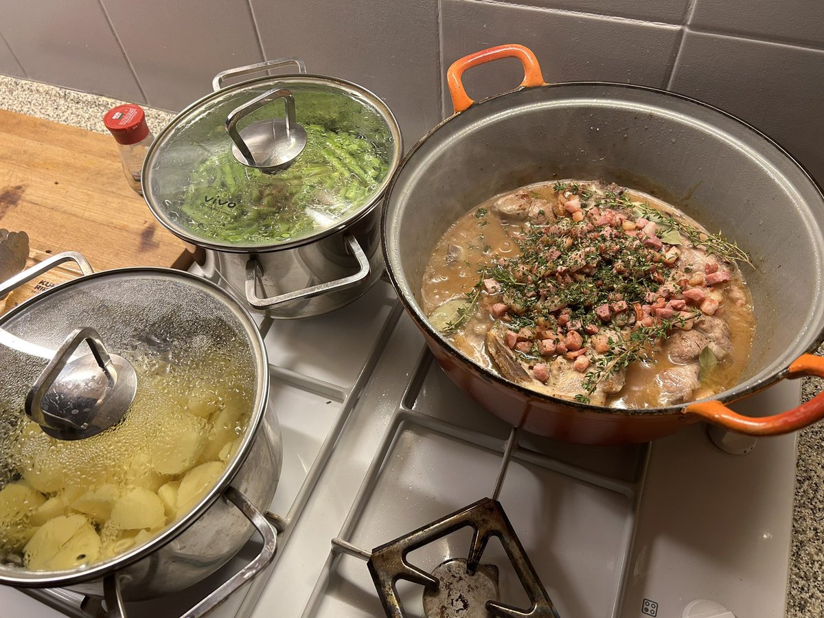 Glijn1's tweet photo. #prakkie boontjes met aardappelen en gestoofde karbonades. Als je deze uit de #stoofbijbel hebt geproefdβ¦.. #JuliusJaspers π¨βπ³ https://t.co/dWblqQISFa