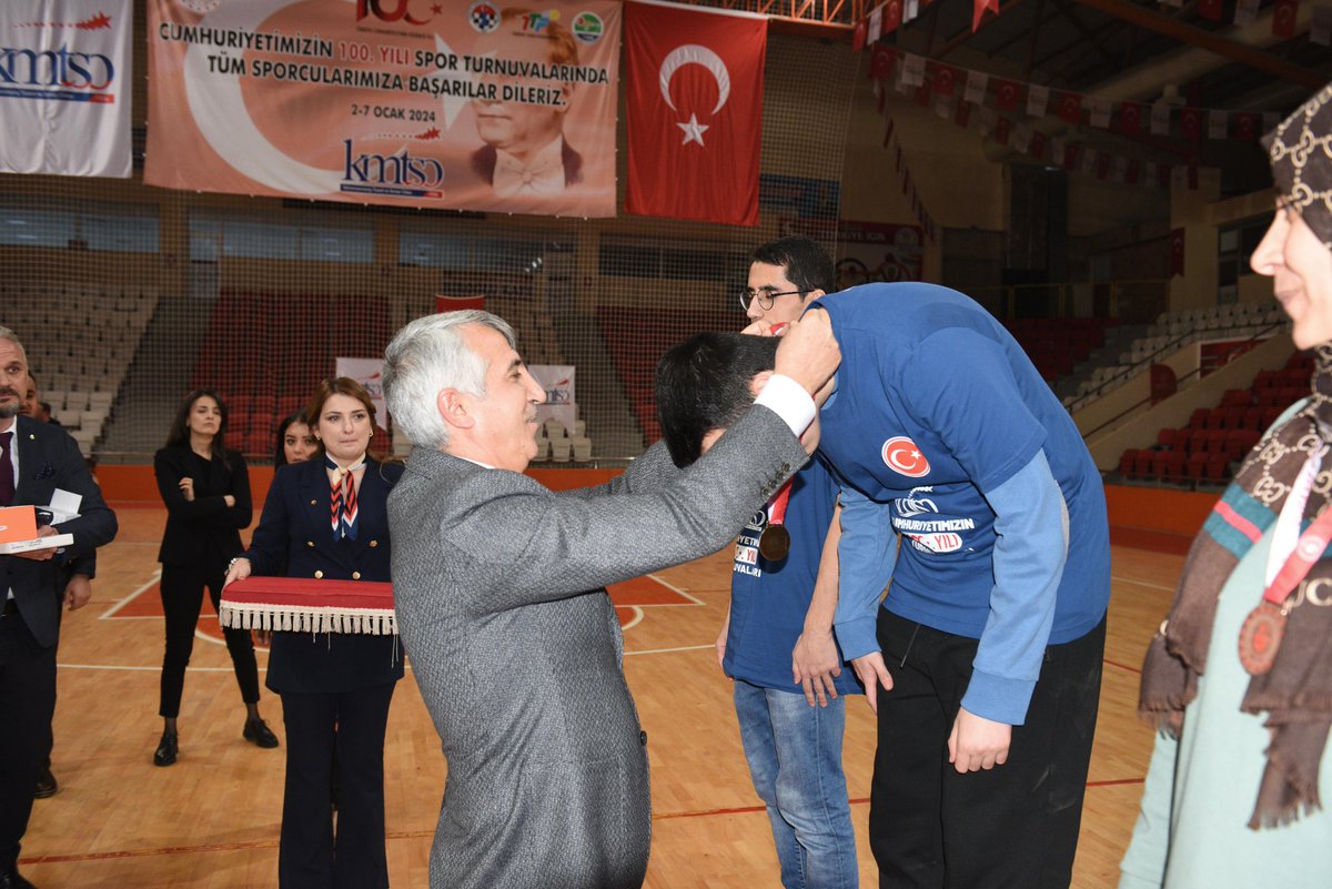 Valimiz Mükerrem Ünlüer, Cumhuriyetimizin 100. Yılına özel #KMTSO tarafından düzenlenen spor turnuvası ödül törenine katıldı.

🏓Masa Tenisi, ♟️Satranç ve 🎾 Kort Tenis branşlarında yaklaşık 300 sporcunun katıldığı turnuvada dereceye giren sporculara ödüller verildi.  🏆🏅