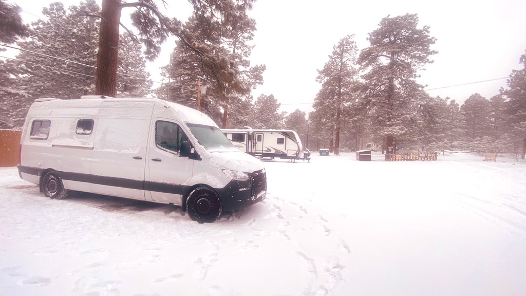 ArtistHanmo's tweet image. 昨晚看完天文台，驻车在亚历桑那北部flagstaff 市的房车营地。晨起打开车门，漫天大雪正在飞舞，地上已经积了厚厚的一层。天地一色，烟蔼迷离，正是我喜欢的感觉！