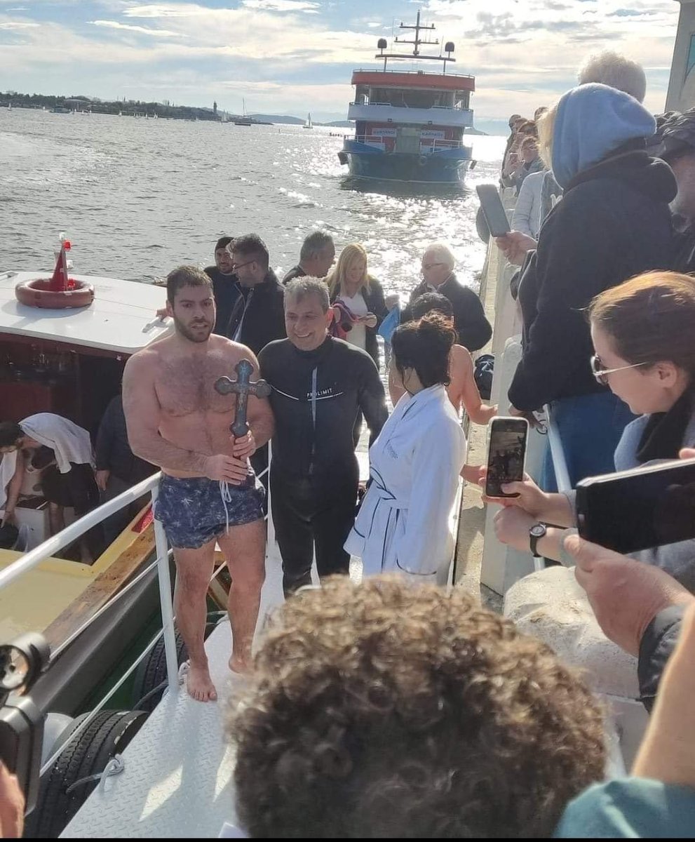 misvakcaps's tweet photo. Moda sahilinden haç çıkarttılar.
Kelime-i Tevhid sancağına laf eden ışıklı tayfadan çıt çıkaranı gördünüz mü?

Göremezsiniz, çünkü dertleri İslamla! https://t.co/SKOmiW9aqz