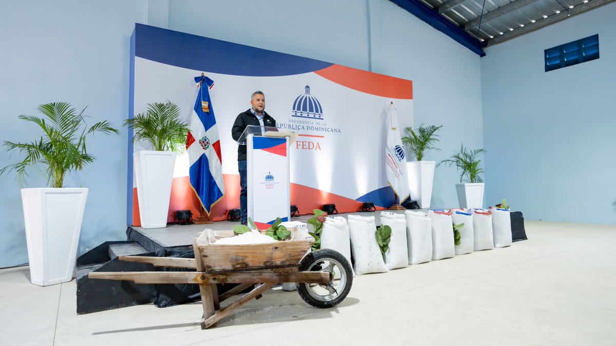 Feda_RD's tweet photo. Gobierno cumple con los productores de sal de Montecristi , con una inversión de más de 20 millones de pesos. Hecmilio Galván inaugura Centro de Acopio para la Comercialización de la Sal de la Cooperativa de Salineros.
#saldemontecristi
#fedard https://t.co/VYlGObZWPL