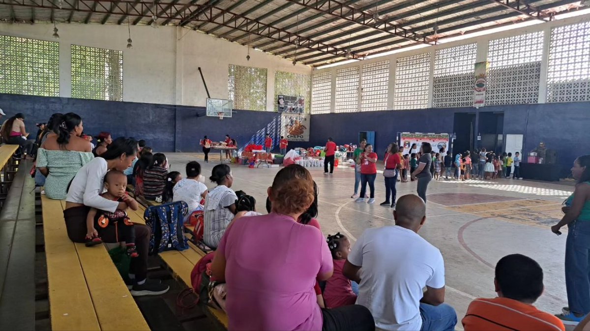 senafrontpanama's tweet photo. #Chepo》Nuestras unidades de Seguridad Ciudadana del #BATCHE se unieron al personal del Hospital de Chepo para hacer entrega de juguetes y actividades dinámicas  a niños de escasos recursos atendidos en consultorios médicos y especialistas durante el 2023. https://t.co/kSAjf9bi78
