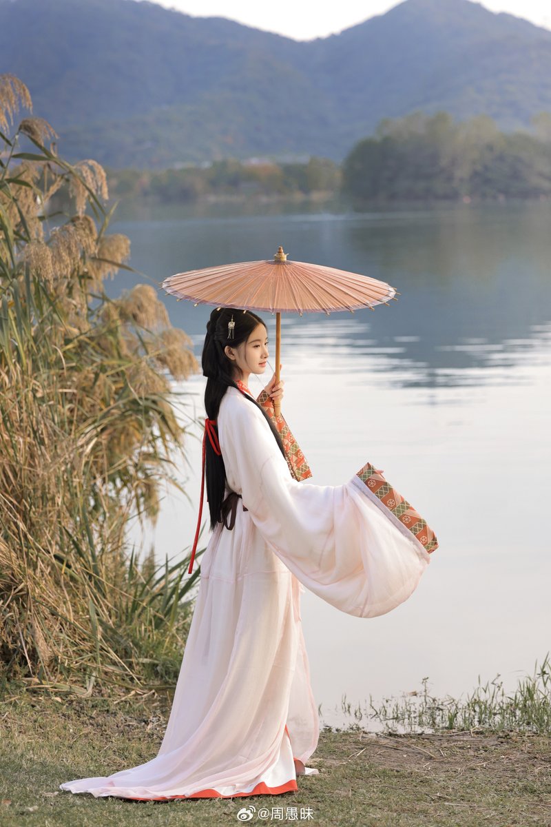 AmazingHanfu's tweet photo. The Warring States period was an era full of changes. During this period, costumes also underwent great changes, the most representative of which was the emergence of #Zhanguopao. Zhanguopao, also known as "Shenyi", is a kind of robe #outerwear. https://t.co/sUlfHnpaxC
