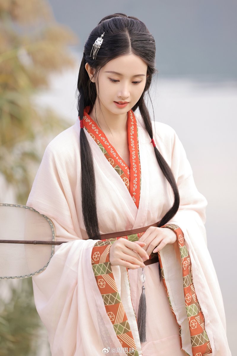 AmazingHanfu's tweet photo. The Warring States period was an era full of changes. During this period, costumes also underwent great changes, the most representative of which was the emergence of #Zhanguopao. Zhanguopao, also known as "Shenyi", is a kind of robe #outerwear. https://t.co/sUlfHnpaxC
