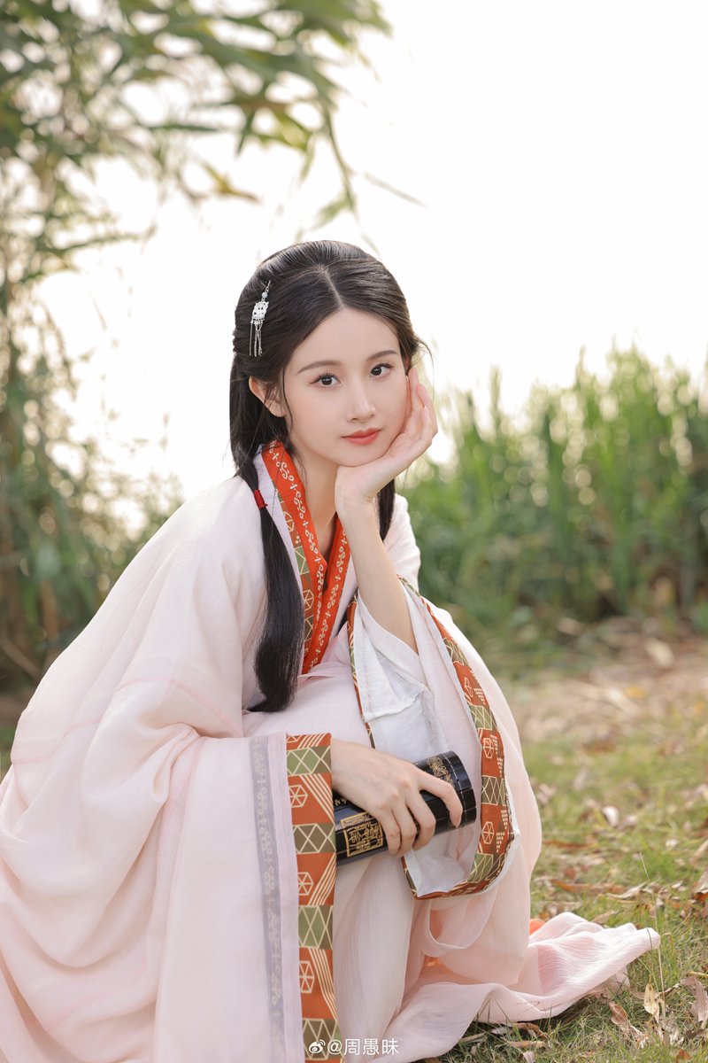 AmazingHanfu's tweet photo. The Warring States period was an era full of changes. During this period, costumes also underwent great changes, the most representative of which was the emergence of #Zhanguopao. Zhanguopao, also known as "Shenyi", is a kind of robe #outerwear. https://t.co/sUlfHnpaxC